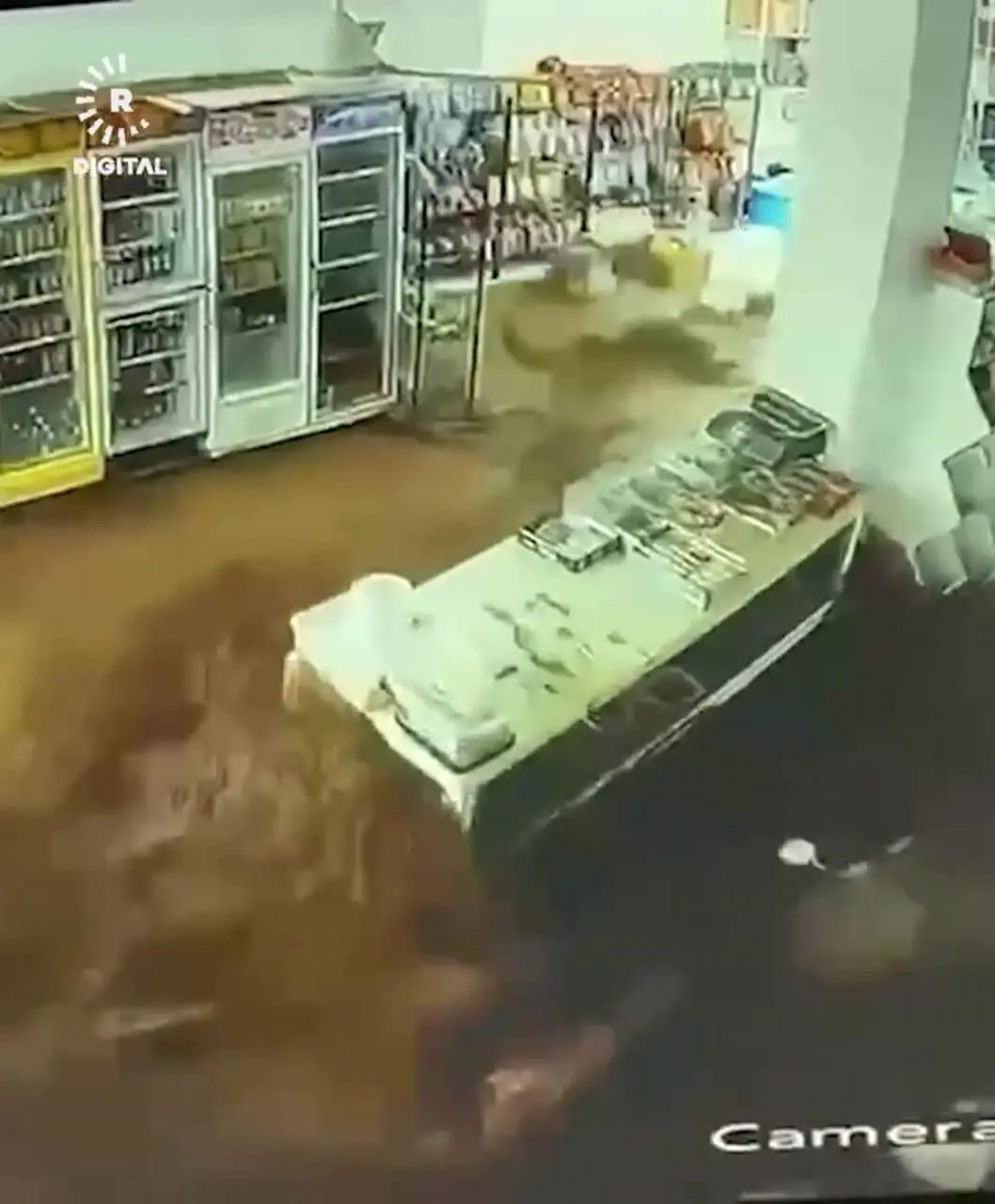 فیلم تخریب فروشگاه توسط سیل در چمچمال