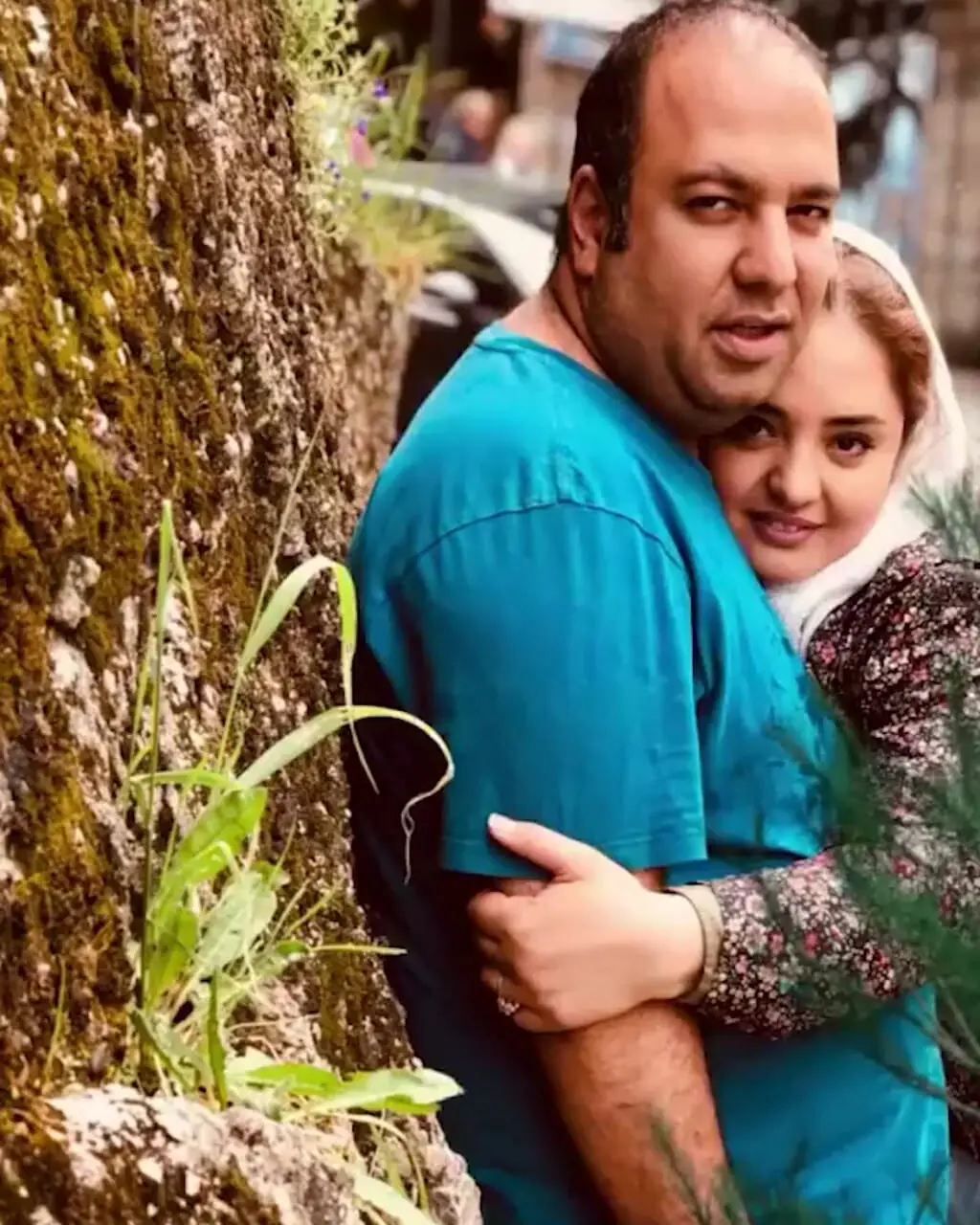 نگاهی به چیدمان منزل شاهانه و مجلل نرگس محمدی و علی اوجی زوج هنری سینمای ایران/ از حیاط سرسبز و مبلمان مدرن تا اتاق خواب رویایی مزین با عکس عروس خانوم و ویوی ابدی فوق‌العاده