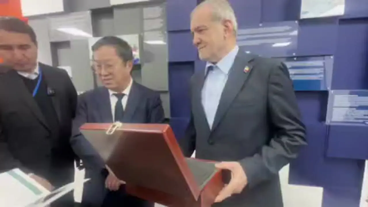 بازدید رئیس‌جمهور از اتاق عمل جراحی قلب در قزاقستان 