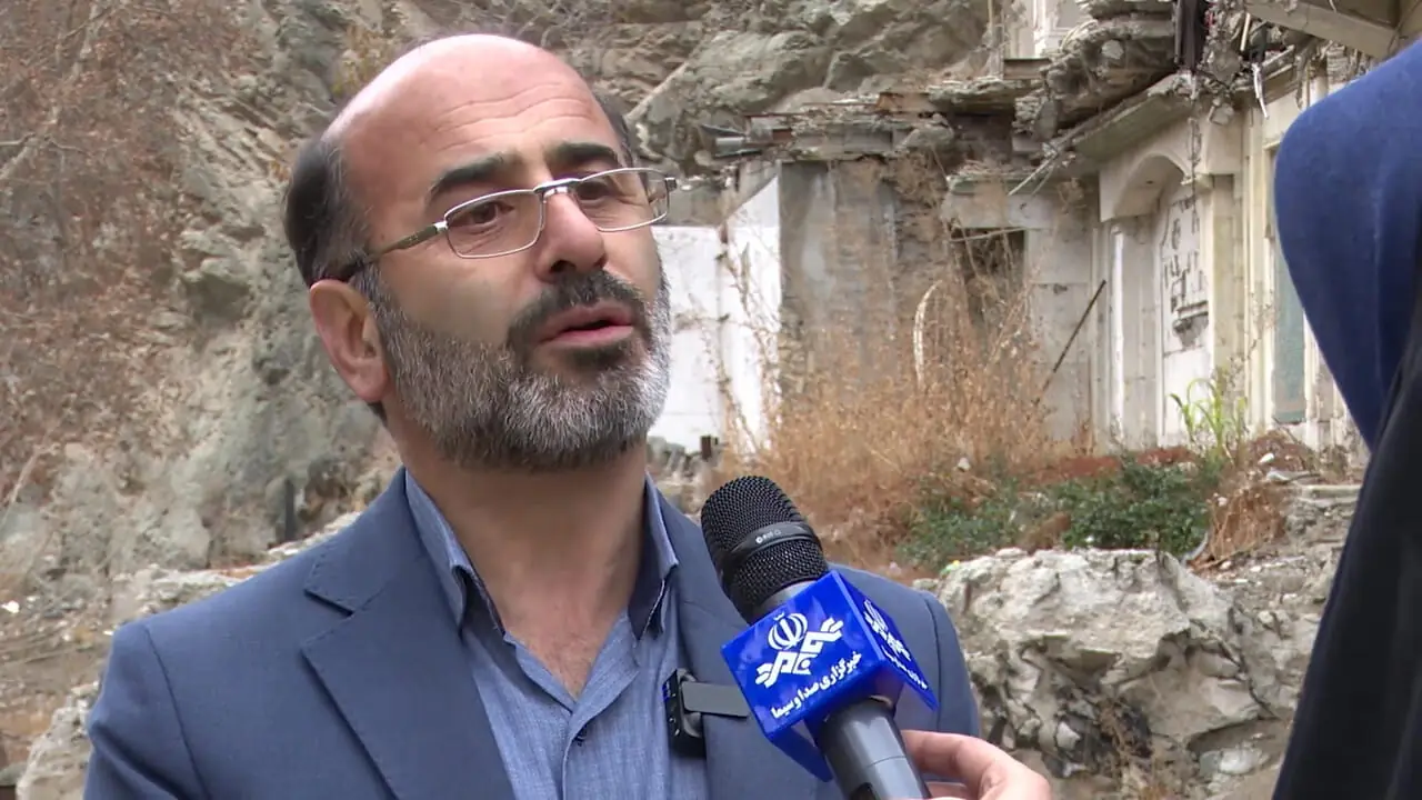 با حکم قضایی؛ اَبَر ویلای شخص ذی‌نفوذ در حاشیه‌ رود کرج تخریب شد