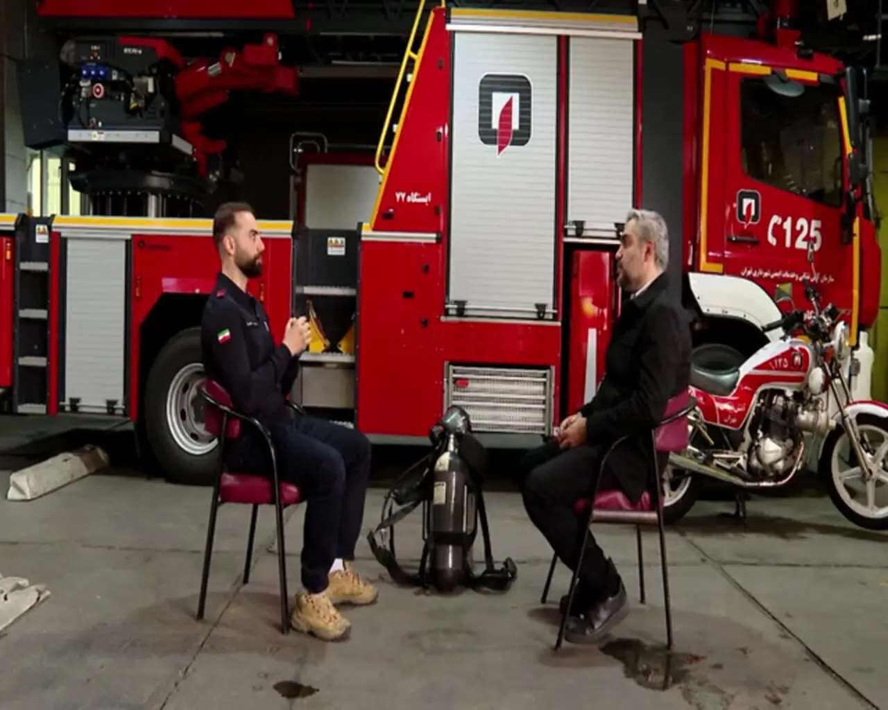 لحظات نفس‌گیر نجات دو زن از میان شعله‌های آتش