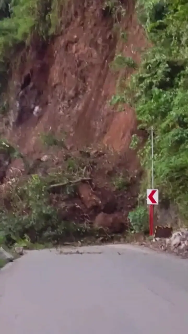 فیلم لحظه هولناک ریزش کوه کنار موتورسوار