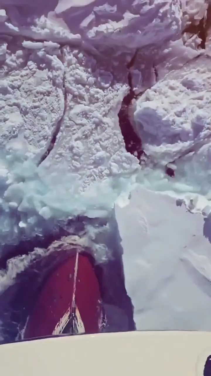 فیلم عبور کشتی یخ شکن از میان یخ های ضخیم