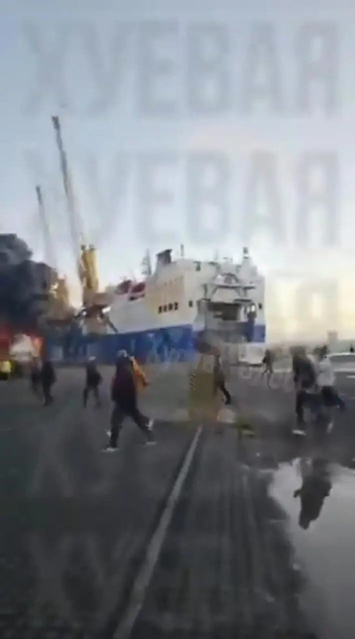 لحظه هدف قرار گرفتن کشتی باری ترکیه در اوکراین