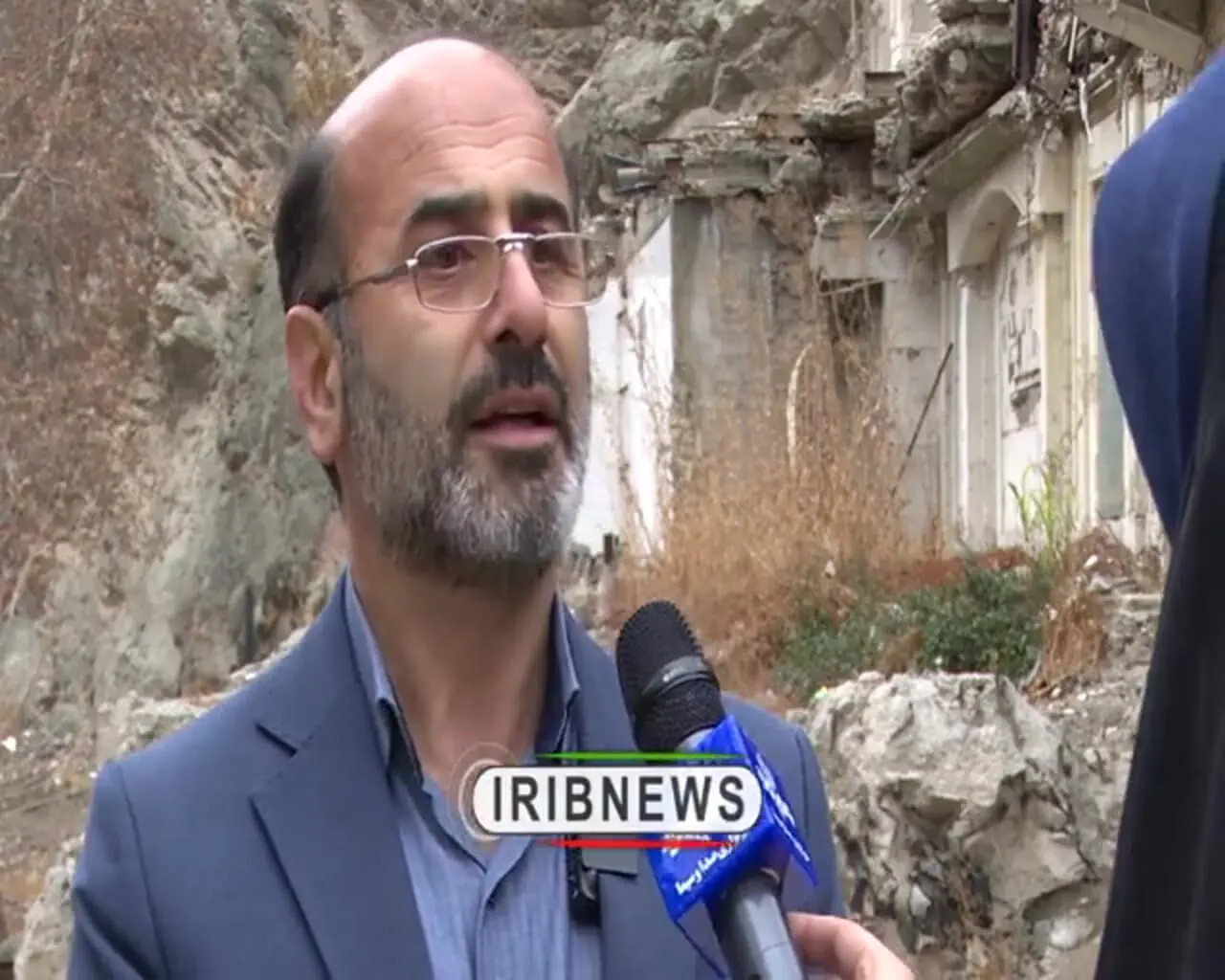 فیلم لحظه تخریب قصر لوکس شخص معروف در جاده چالوس /  کوه را هم تراشیده بود!