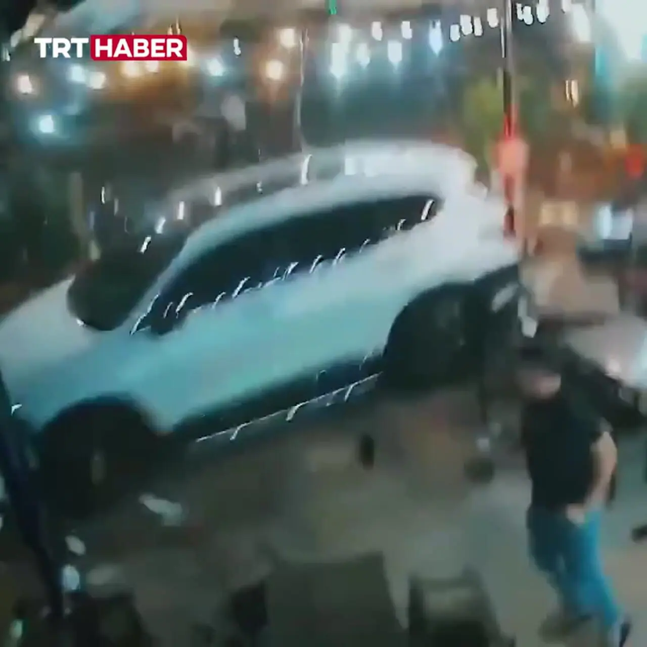 فیلم حمله با خودرو به رستوران در ویتنامفیلم حمله با خودرو به رستوران در ویتنام