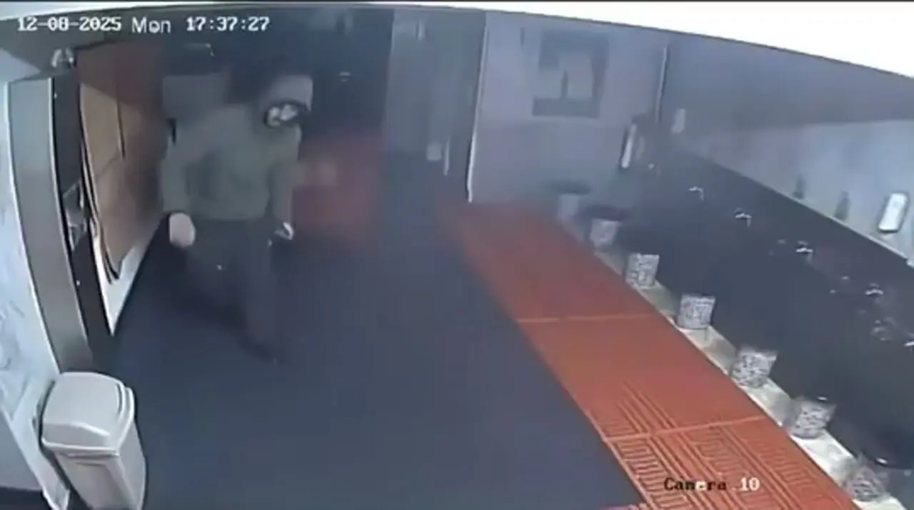 فیلم / دزد با رعایت آداب اسلامی از مسجد سرقت کرد