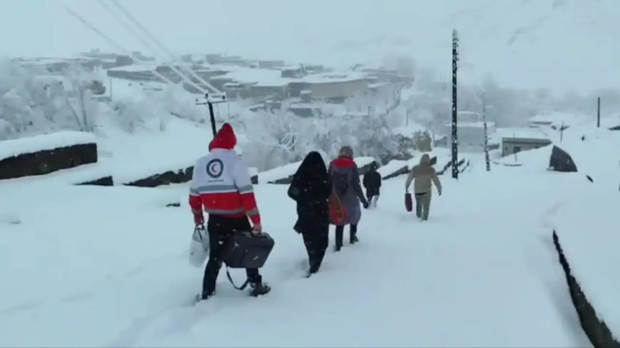 8 ساعت عملیات نفسگیر امدادگران هلال احمر برای نجات مادر باردار در برف و کولاک تکاب + فیلم