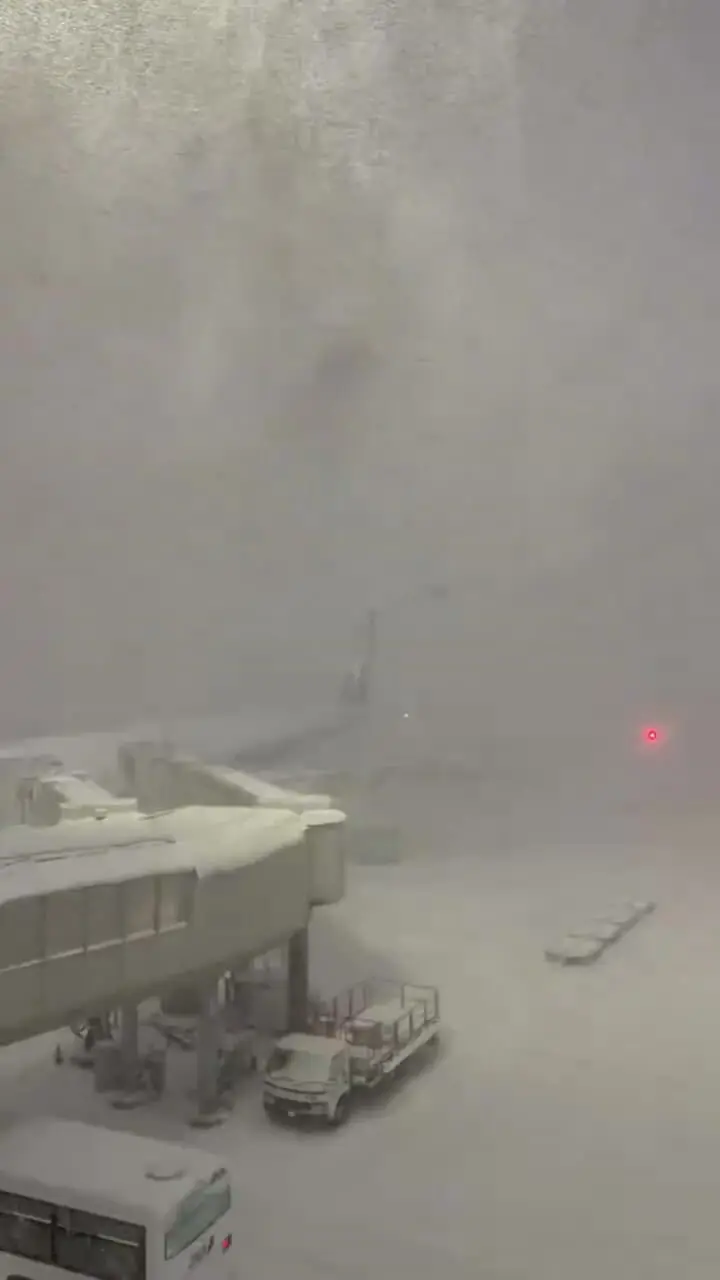 فیلم بارش شدید برف در فرودگاه تیتوسه ژاپن