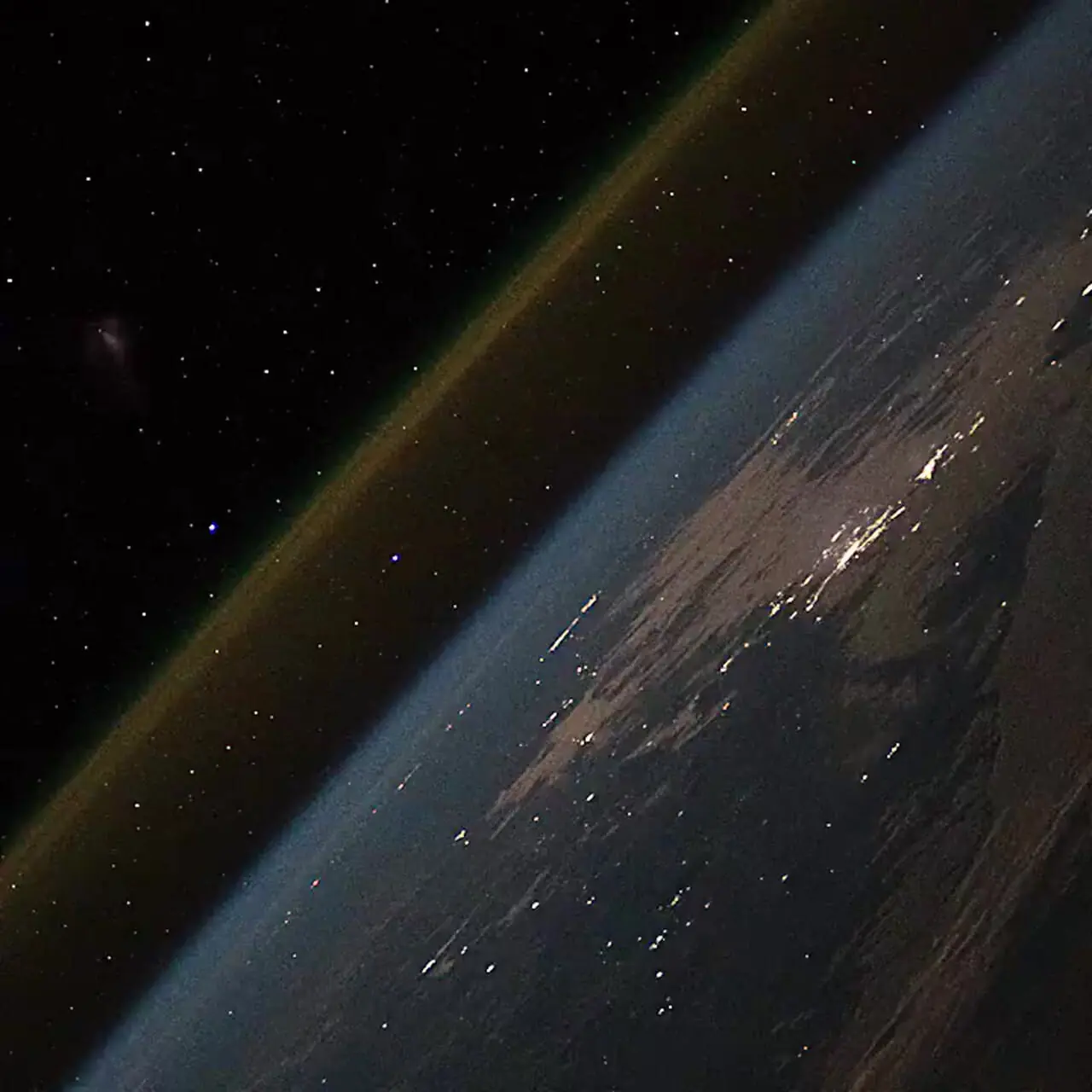 فیلم نمای شگفت انگیز پرتاب موشک از فضا