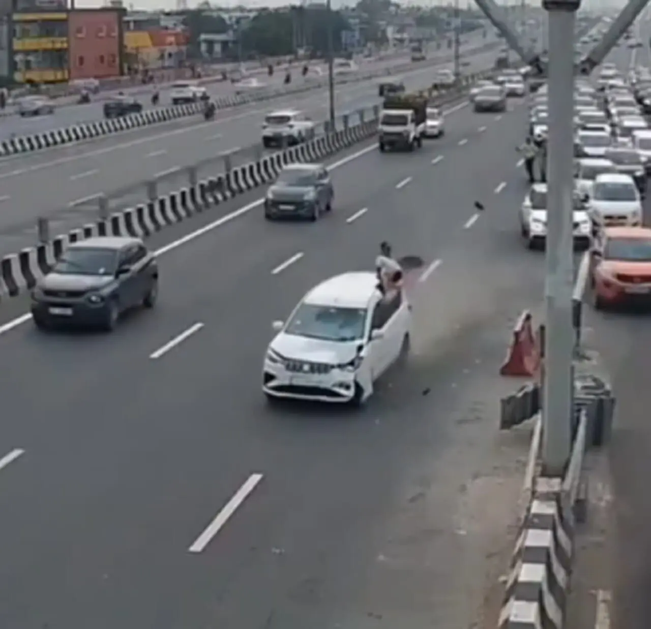 افسر پلیس هنگام انجام وظیفه زیر گرفته شد + فیلم