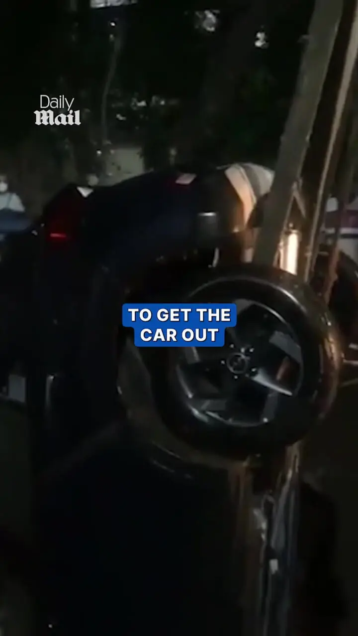 فیلم لحظه فرو رفتن خودرو در زمین بمبئی