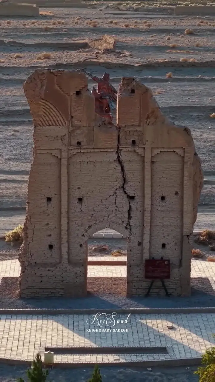 دروازه فرافر یادگار ایساتیس در دل کویر یزد + فیلم