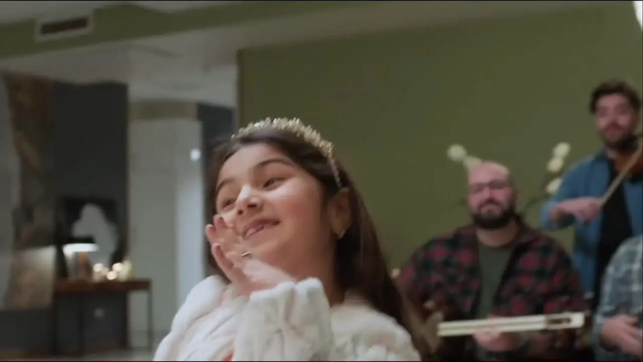 فیلم / رقص لیلا فروهر در سلطان قلب ها تکرار شد این بار در فیلم مفت بر  +سکانس فوق جذاب از رقص دخترکوچولوی سینما با ترانه توی دنیا هرکسی به شکلی نونی درمیاره"/ سحر دولت‌شاهی چه کیفی میکنه!