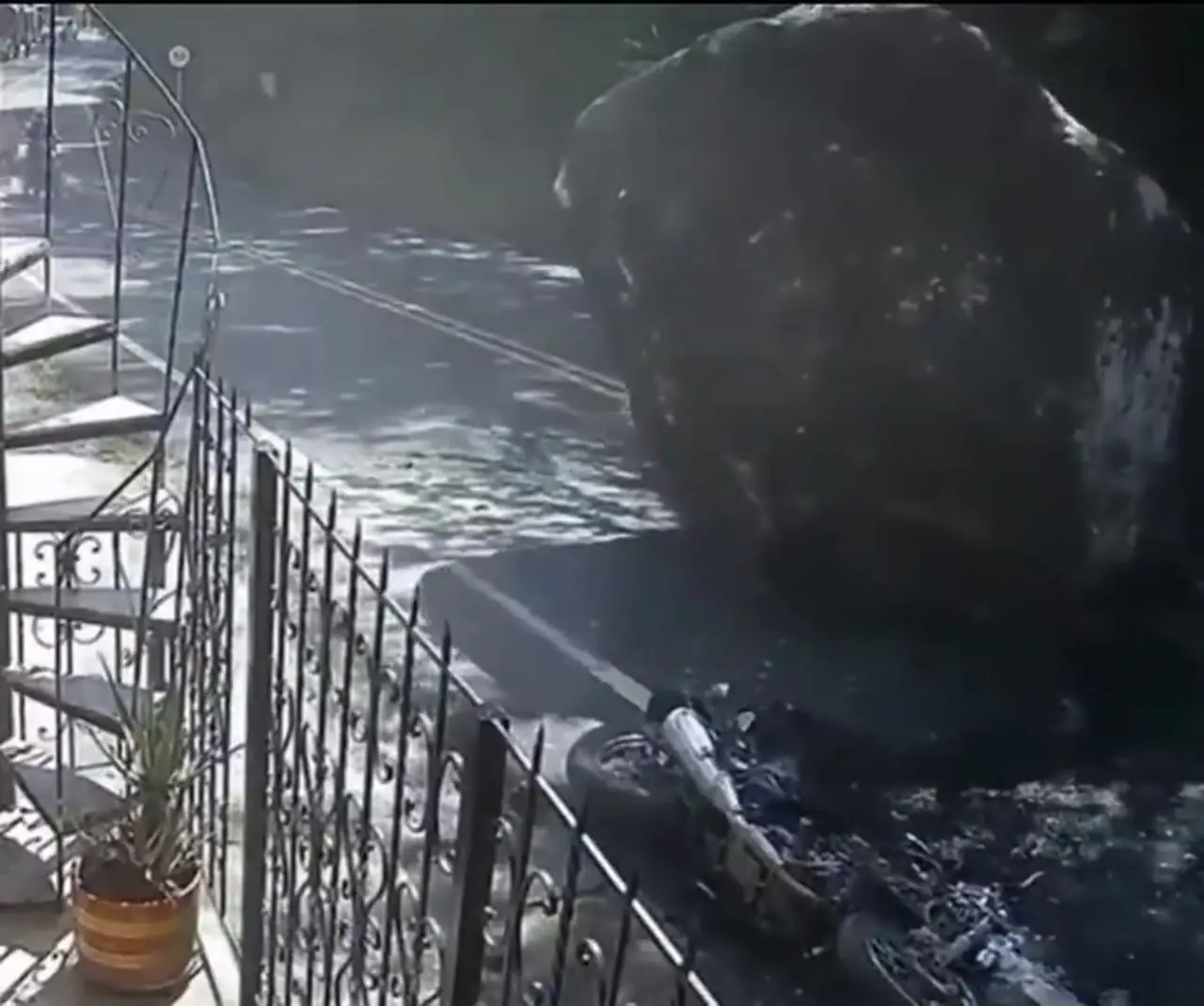 فیلم سقوط سنگ غول پیکر روی موتورسیکلت