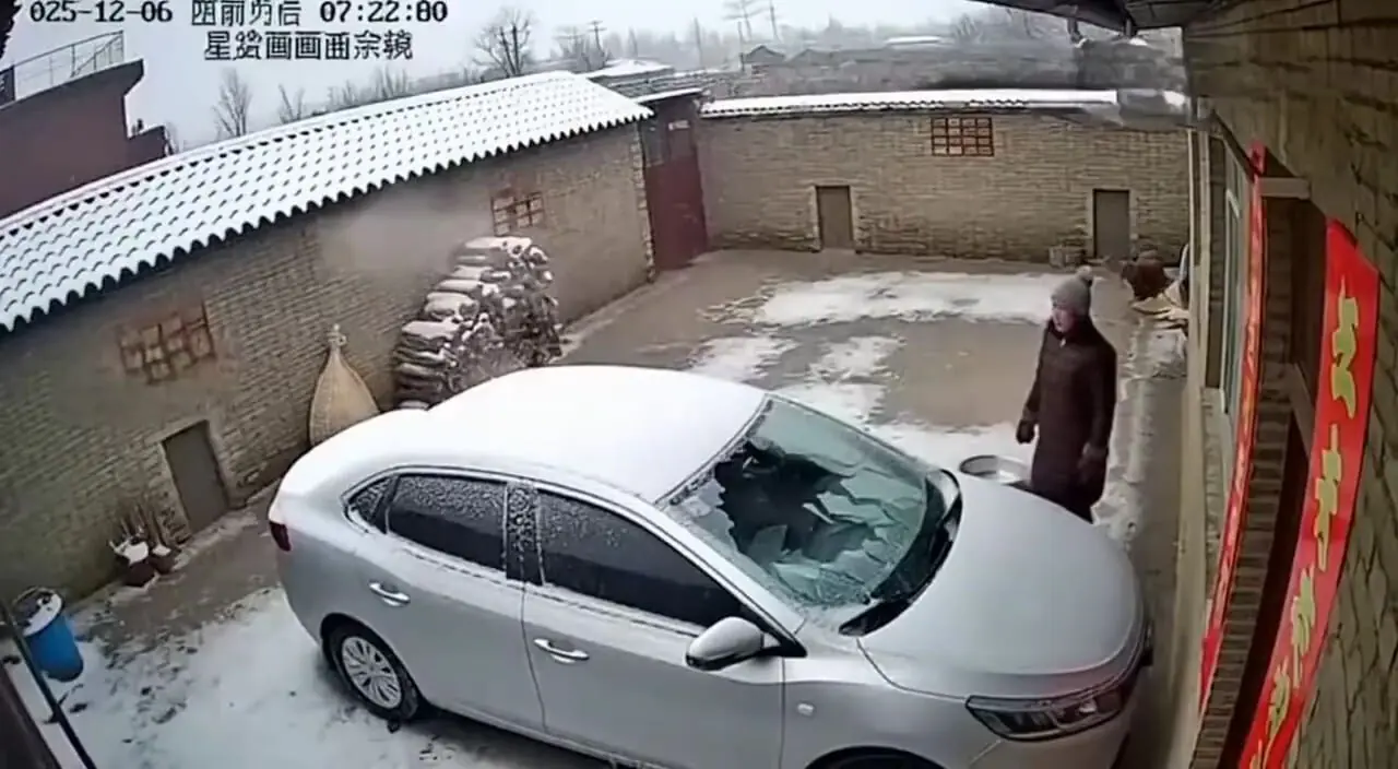 فیلم شکست شیشه خودرو با ریختن آب جوش در هوای سرد