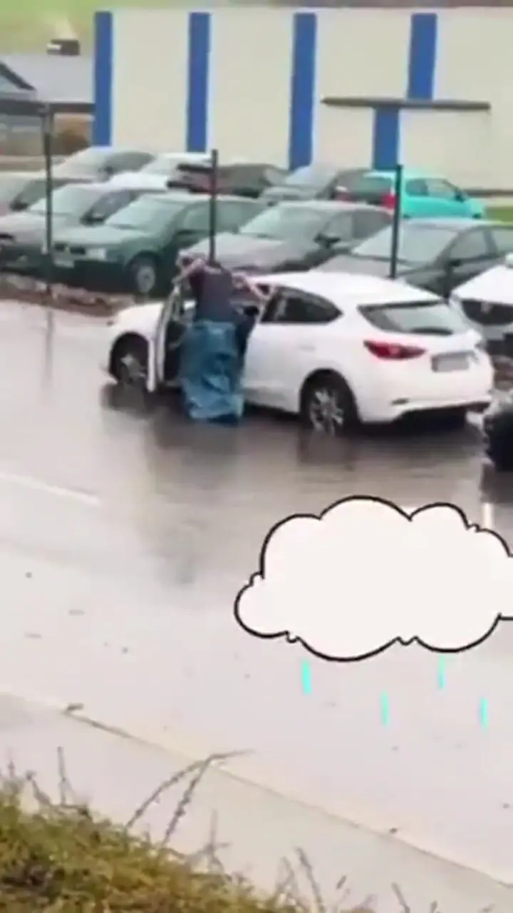 فیلم شوخی ناخوشایند راننده با مرد در جاده پرآب