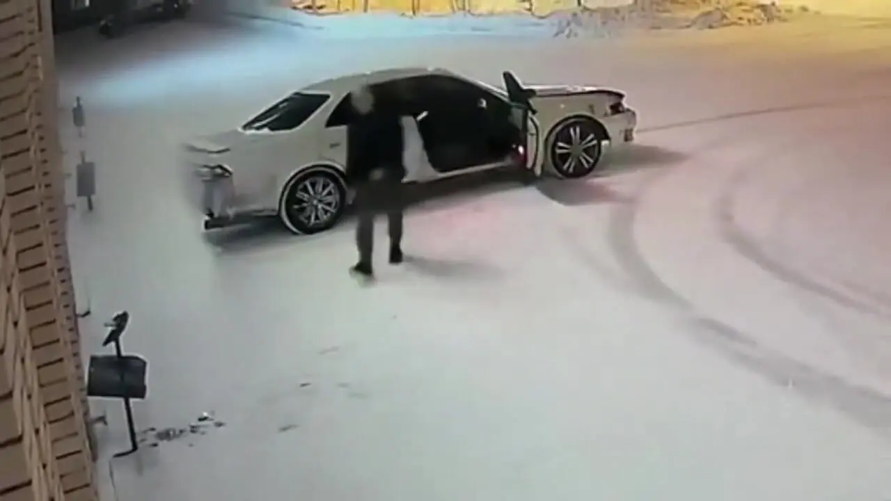 فیلم پرتاب سطل آشغال شهری توسط مرد عصبانی