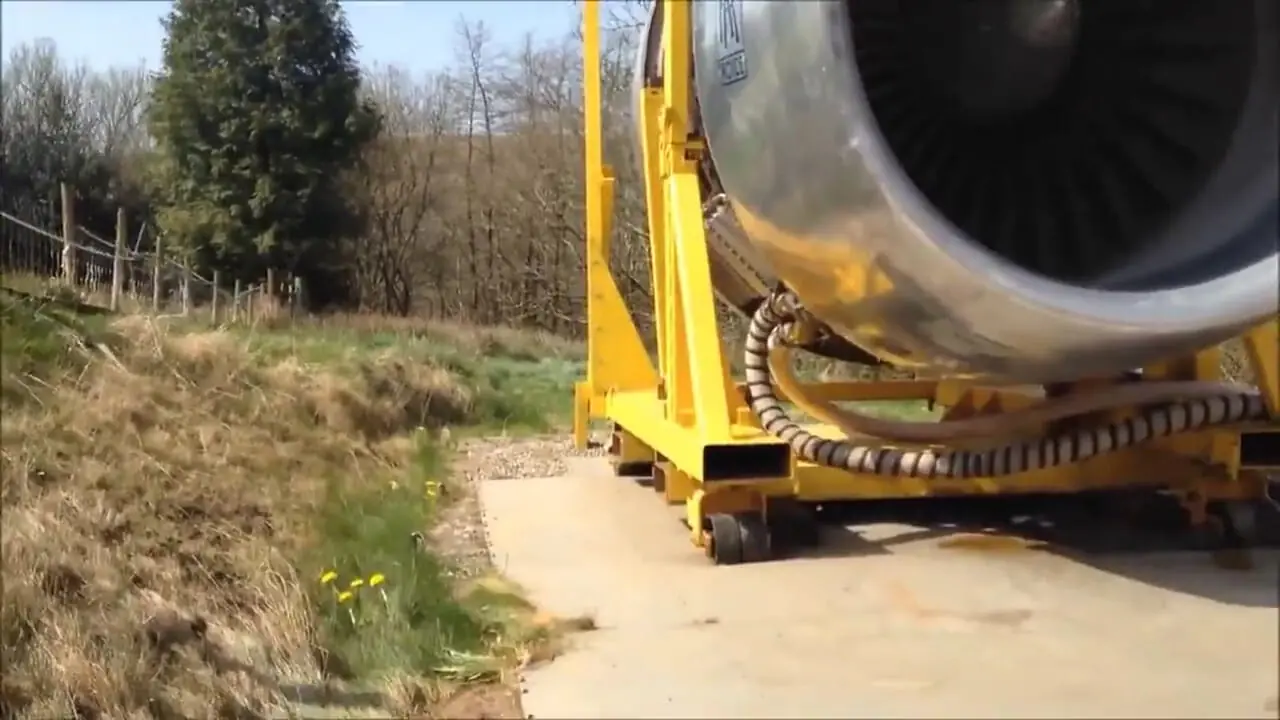 فیلم روشن کردن موتور هواپیما با کمک موتور خودرو