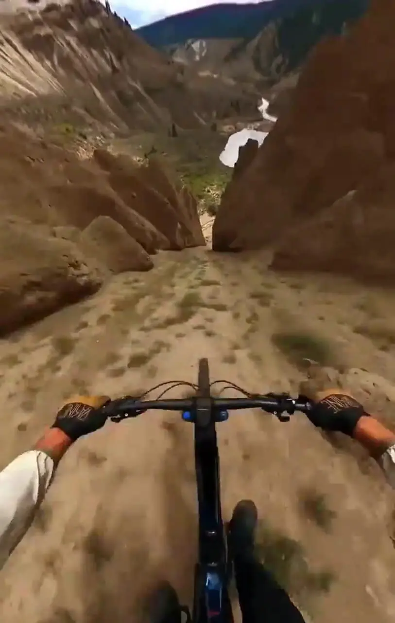 فیلم هیجان دوچرخه سواری سریع در کوهستان