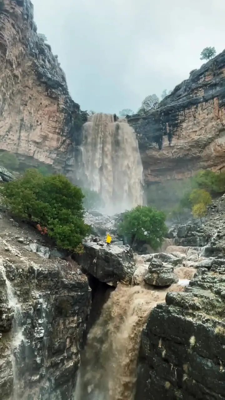 فیلم آبشار تخته چو پلدختر در روزهای بارندگی