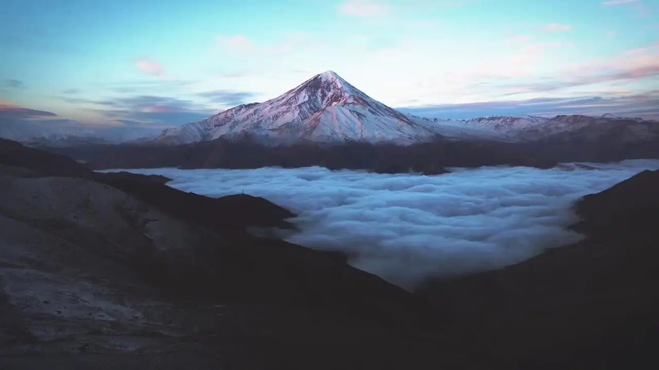 فیلم نمای شگفت انگیز طلوع آفتاب قله دماوند بعد از برف پاییزی