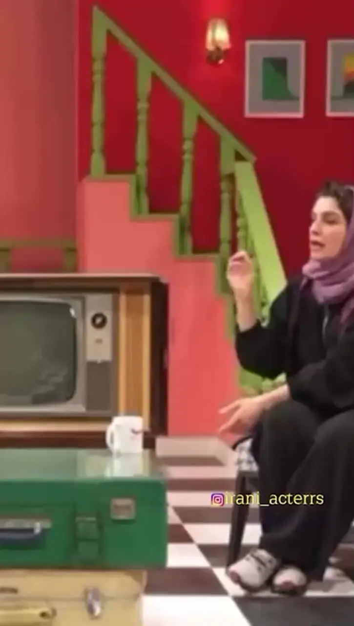 فیلم خنده های الیکا عبدالرزاقی از خاطره مرگ پدرش/ خب چیکار کنم نخندم .../ ژوله با بشقن و رقص : خب از دوره یتیمیت بگو .../ بابام در زلزله ...اما نه اونجوری که ...