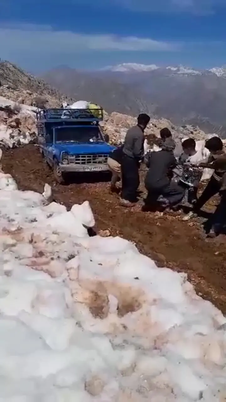 فیلم / عبور کودک خردسال از «دره خطر» در دزپارت خوزستان /  وقتی محرومیت جان کودکان را تهدید می‌کند...