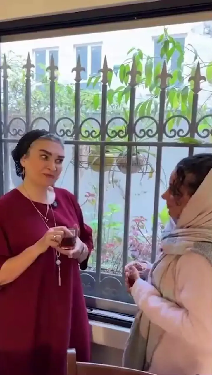 فیلم/ چرخی در خانه نقلی مینا نوروزی که هم دفتر کارشونه و هم محل زندگی؛ از مبلمانی خوشرنگ با دیزاین سنتی دیوار پذیرایی تا لوستر و آباژورهایی مُدروز و عروس‌پسند