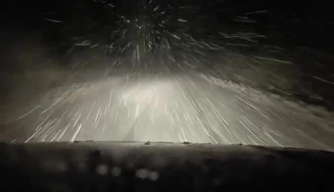 فیلم ادامه بارش شدید برف در مسیر سمیرم به شهرضا