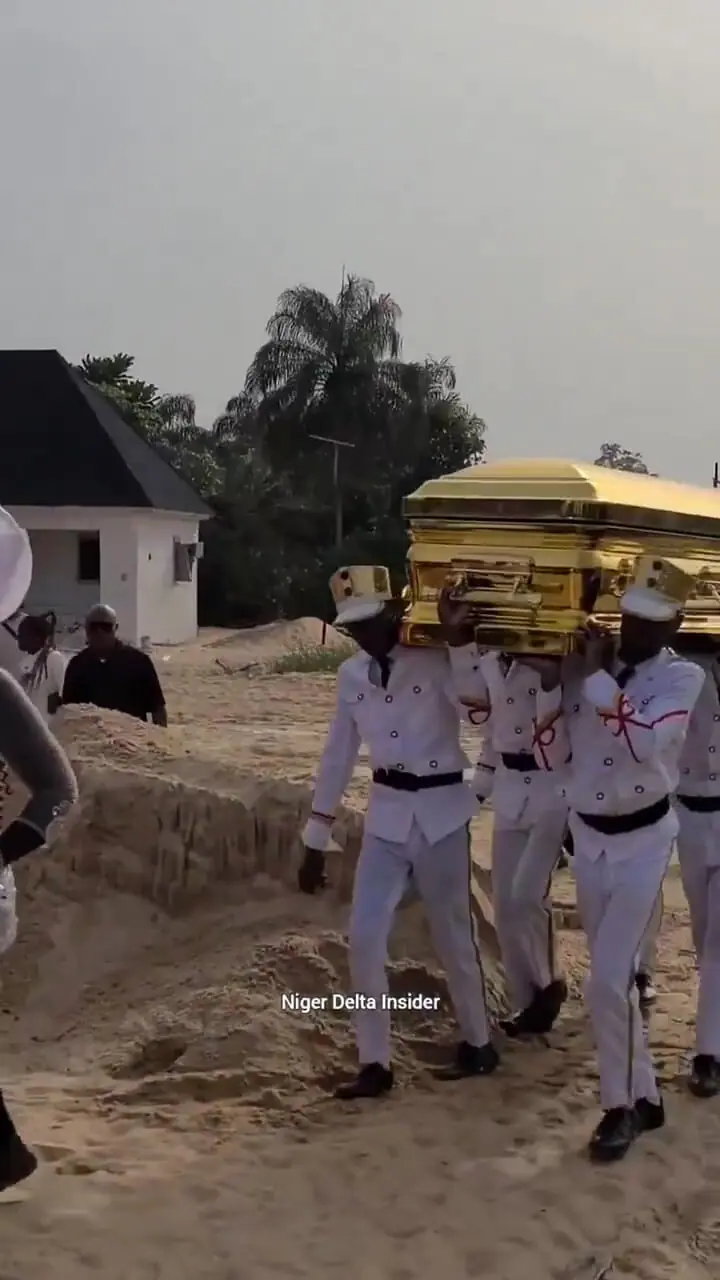 فیلم مراسم ویژه خاکسپاری مادر ۱۰۴ ساله روحانی 