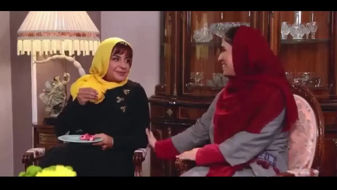 نگاهی به چیدمان  شاهانه و مجلل خانه سیما تیرانداز / از پرده‌ها و لوسترهای اعیانی تا فرش گلبهی و کابینت‌های چوبی ...