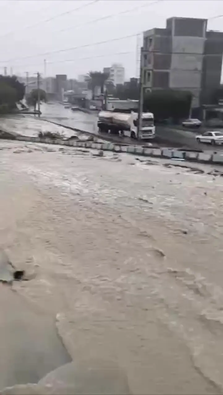 فیلم جاری شدن سیلاب در بعضی مناطق بندرعباس