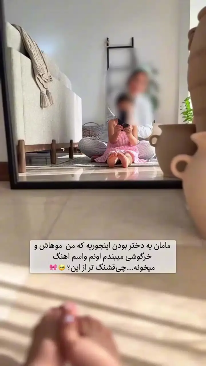 آواز شاد؛ دختربچه فینقیلی حین شونه موهاش کج کلاه خان یارمه میخونه آب قند لازم میشی