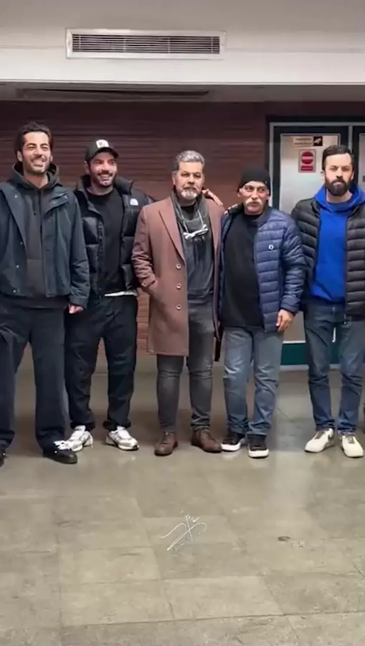 فیلم / نگاهی به استایل نوید پورفرج با پدر و مادرش در نمایش کلکسیونر / چه پدر و مادر جذابی ...