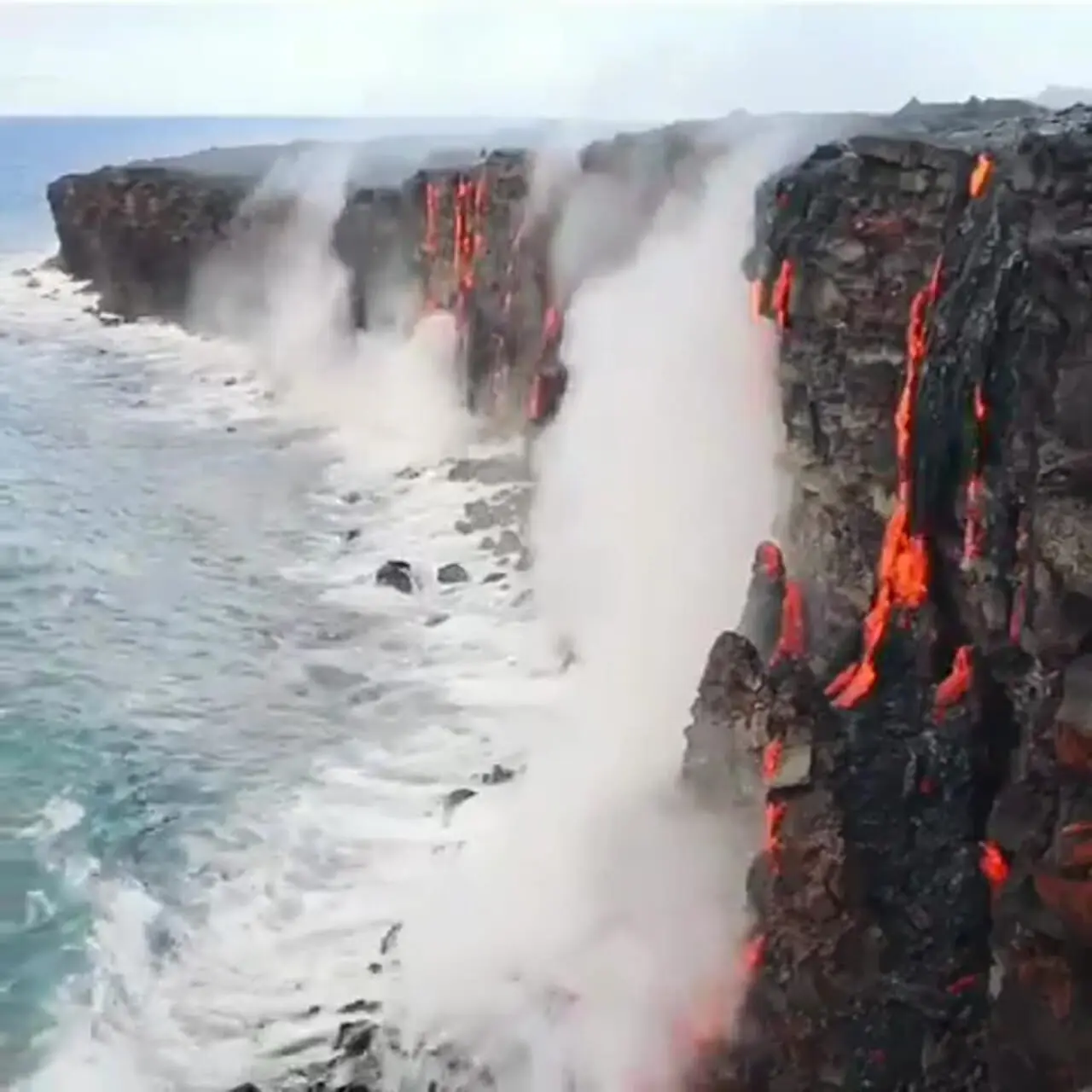 فیلم ورود گدازه‌های داغ به سواحل هاوایی