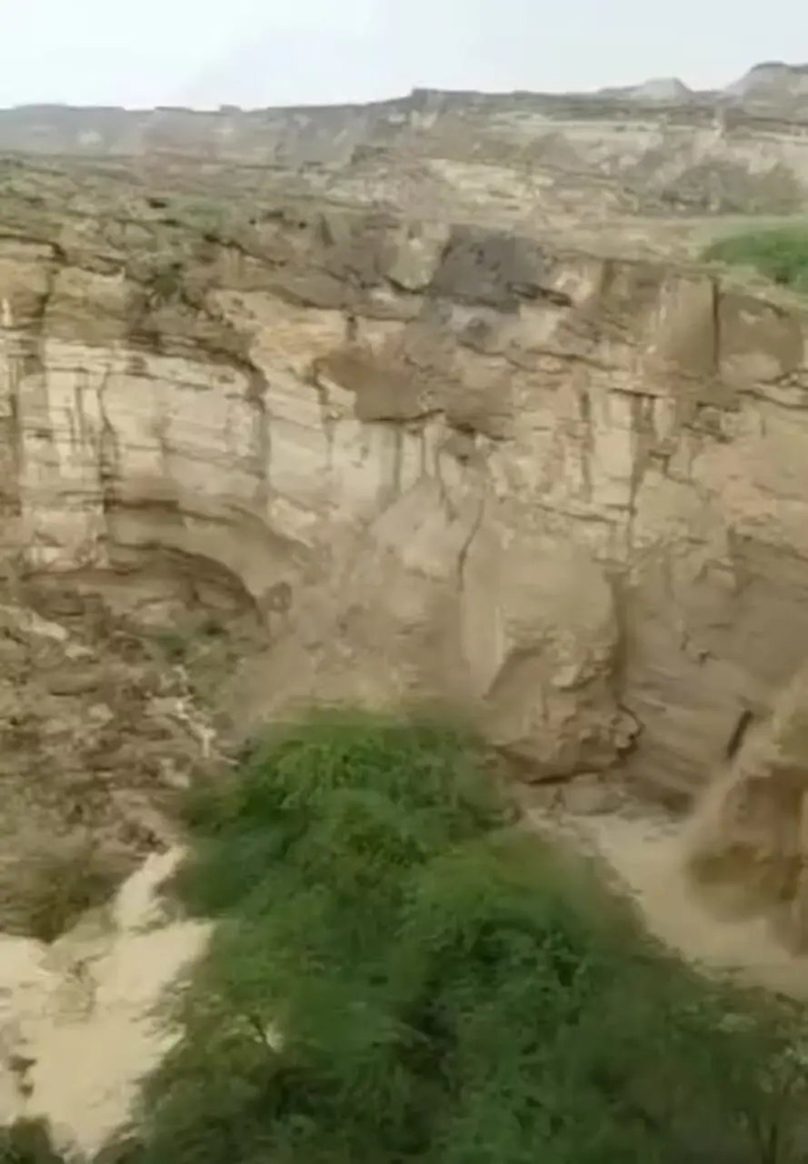 فیلم سرازیر شدن سیلاب از تپه‌های شمالی بندرعباس