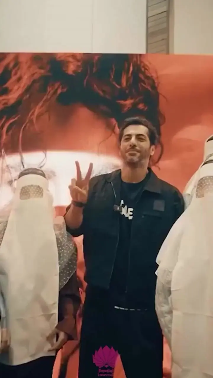 سلفی جالب نوید پورفرج و زنانی با پوشش خاص و روبنده قجری در بین جمعیت حاضر در پردیس سینمایی لوتوس مال/ اسکورت ویژه «رحیم نجار» در اکران عمومی بامداد خمار از پارکینگ تا مراسم با صدای محسن چاوشی