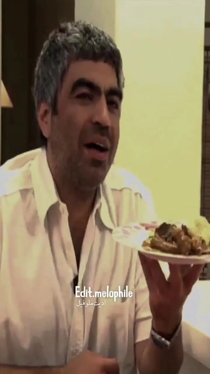 فیلم / نگاهی به چیدمان مدرن خانه  رامبد جوان از زاویه‌ای متفاوت برای اولین بار / از  مبلمان نوستالژیک، آشپزخانه‌ای بزرگ و کتابخانه‌ای که چشم را خیره می‌کند...