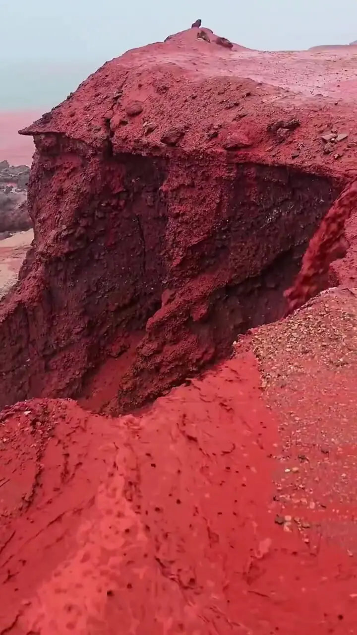 فیلم بارندگی بی‌نظیر در ساحل سرخ هرمز