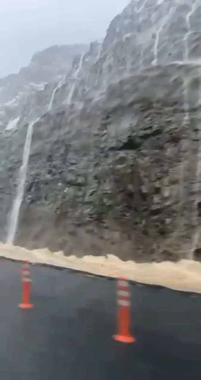 فیلم جاری شدن سیل از کوه‌های حاجی آباد هرمزگان