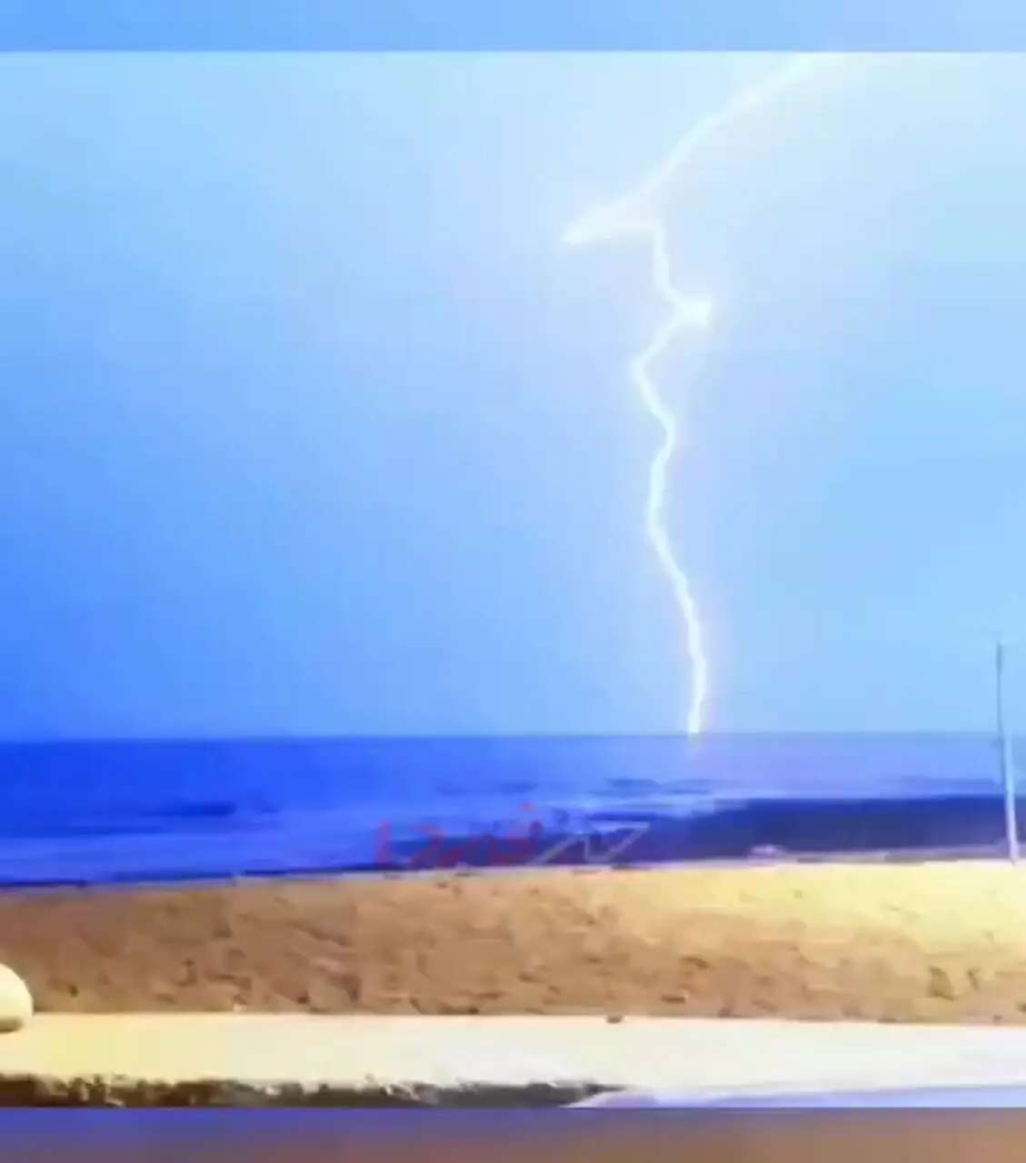 فیلم صاعقه مهیب آسمان بندر کنگان را روشن کرد