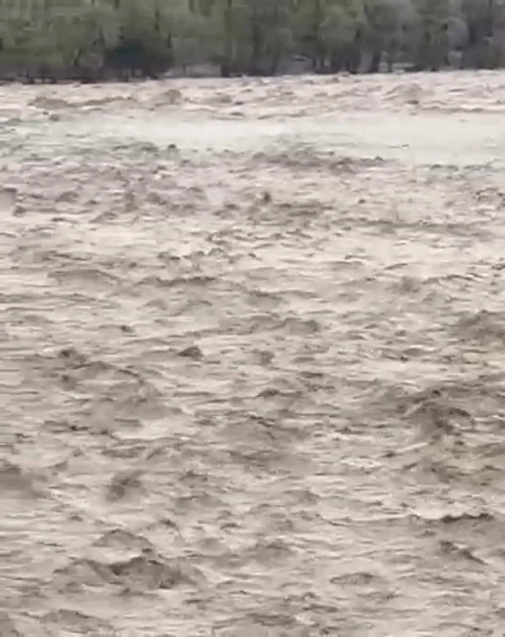 طغیان رودخانه، توقف تردد دریایی، انسداد محورها و لغو پرواز‌ها + فیلم