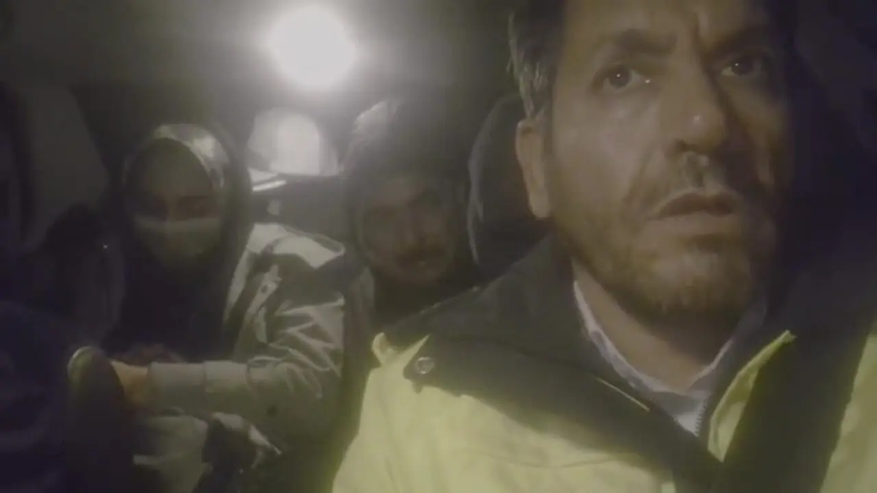 امداد رسانی به خودروهای گرفتار در برف و کولاک مشهد + فیلم