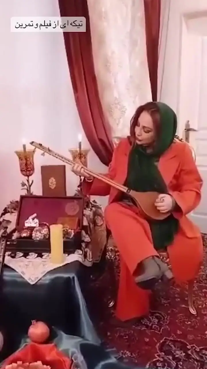 فیلم آواز / تارنوازی بهنوش بختیاری سر سفره باشکوه شب یلدا/ از هر انگشتش یه هنر میریزه اینه‌ها