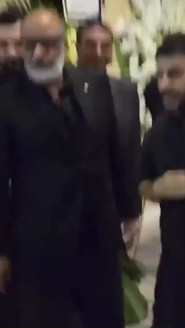 فیلم / نگاهی به حال خراب ریما رامین فر و چیدمان میز عزای باشکوه و مجلل مادرش / حضور بازیگران از گلاره عباسی ، جواد عزتی، هوتن شکیبا، امیرحسین رستمی، و .../ از باکس های میوه تا حلوای زعفرانی