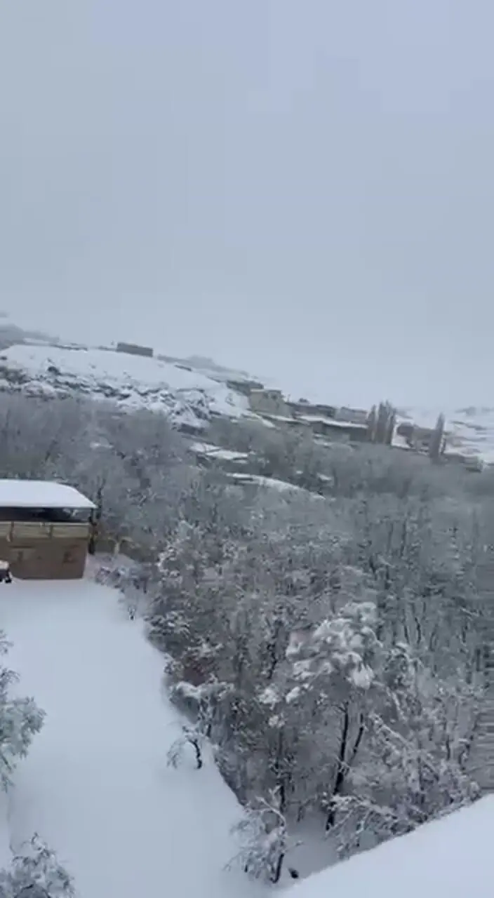 فیلم بارش برف ۵۰ سانتی متری در روستاهای کاشان !