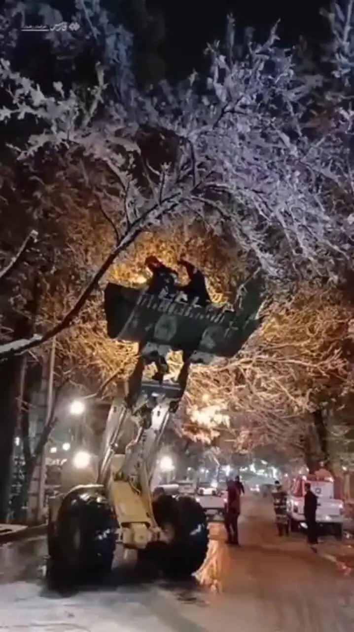 ببینید؛ فیلم شیوه عجیب برف‌تکانی در شاندیز !