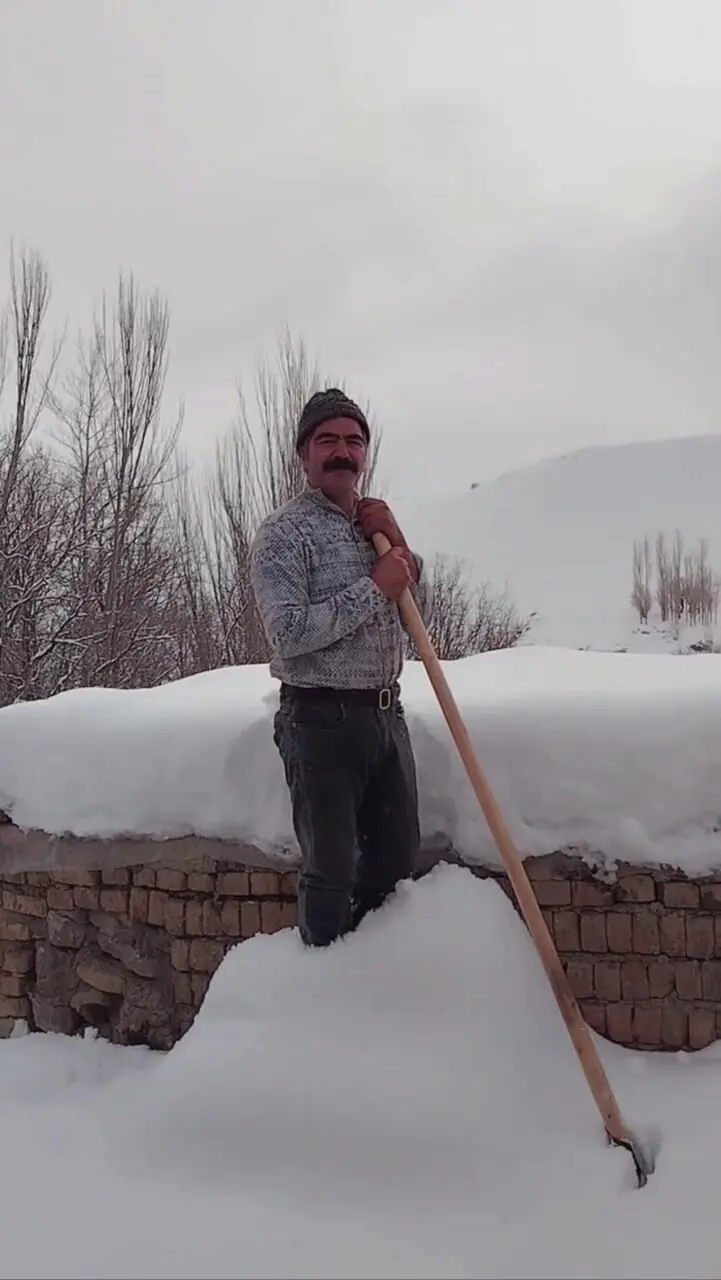 بارش۵۰ سانتیمتر برف در روستای توف سفید کوهرنگ
