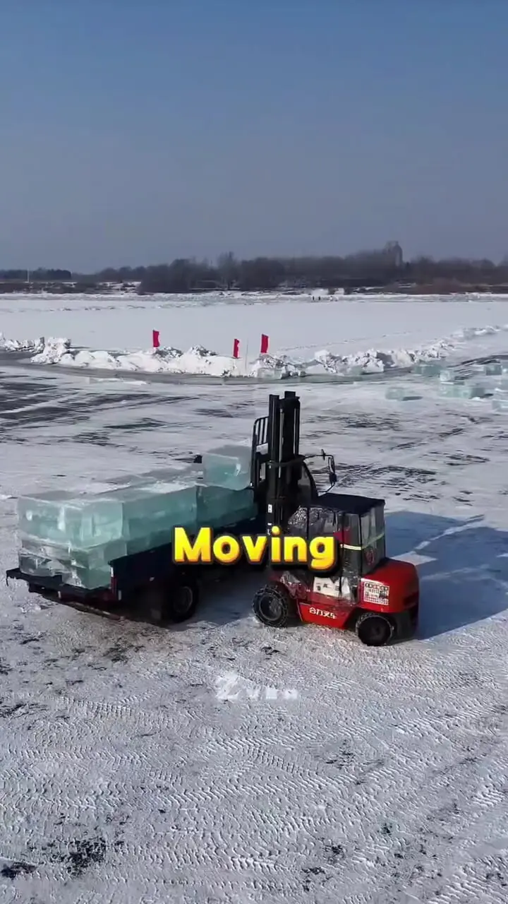 فیلم ساخت سرسره ها و مجسمه های شگفت انگیز از یخ دریاچه ها در چین